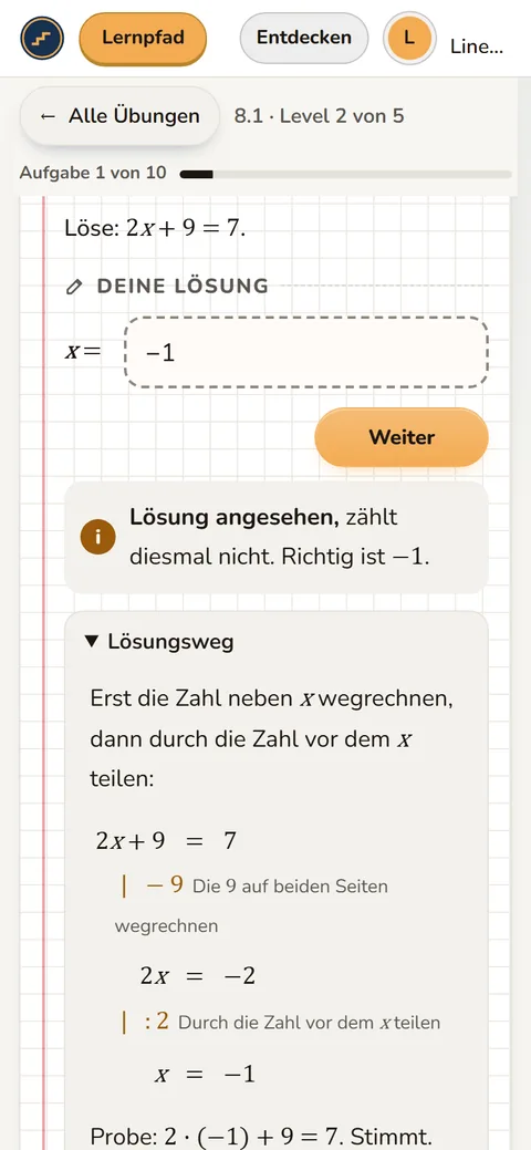 App-Bildschirm Üben: Gleichung 2x + 9 = 7 mit aufgeklapptem Lösungsweg und Probe